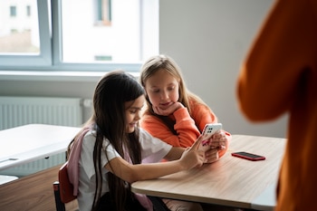 Le rapport propose de renforcer les politiques de citoyenneté numérique pour former des étudiants capables d'utiliser les technologies de manière critique.