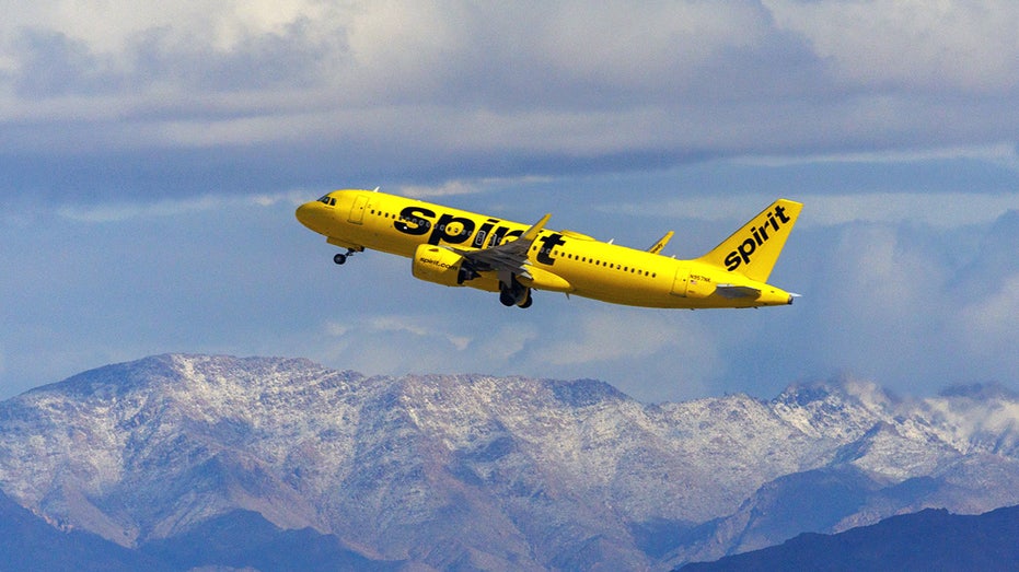 Un avion Spirit Airlines décolle.