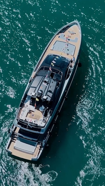 Un yacht de luxe sur les eaux bleues