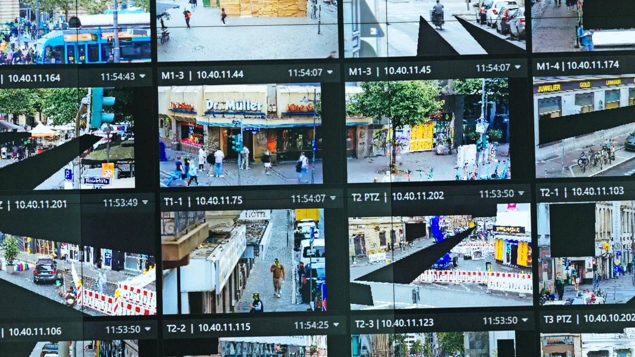 Scènes de vidéo-surveillance dans le quartier de la gare de Francfort, montrant les images captées par la police