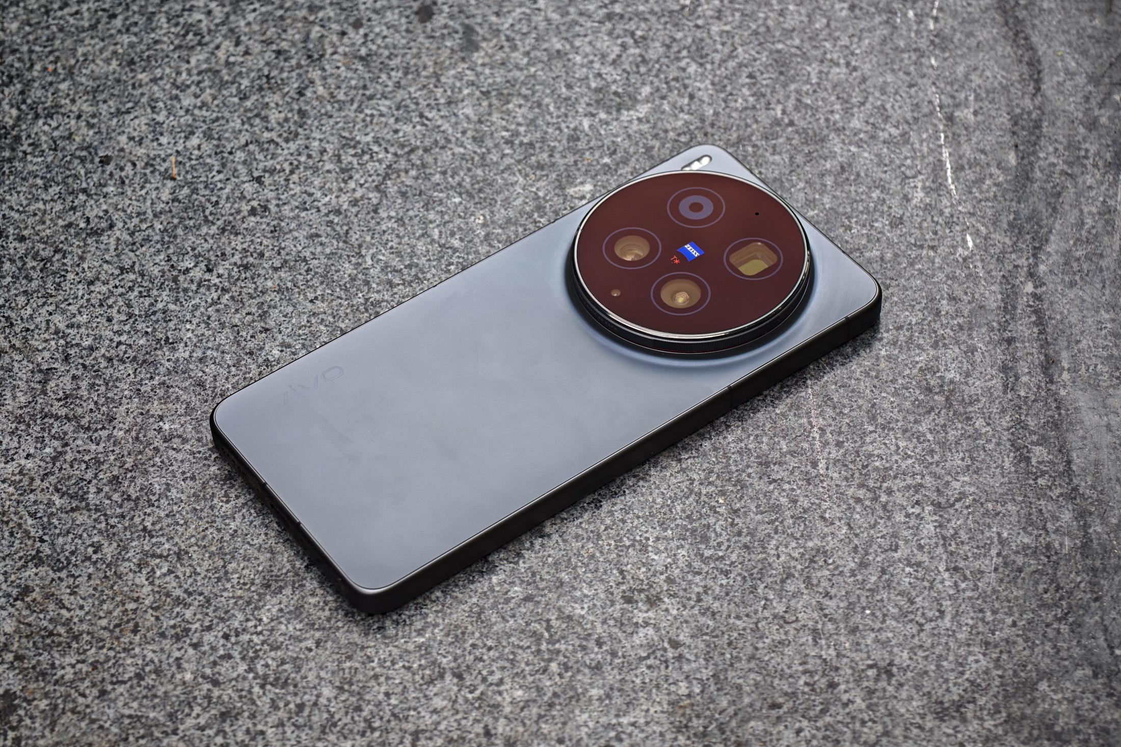 Vivo X300 Ultra sur un banc de pierre grise