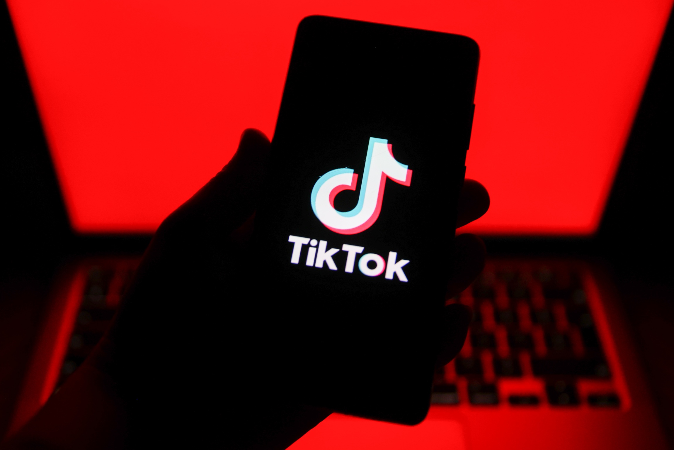 L'algorithme de TikTok favorise le contenu conservateur dans la course à la présidence de 2024, selon une étude révélatrice