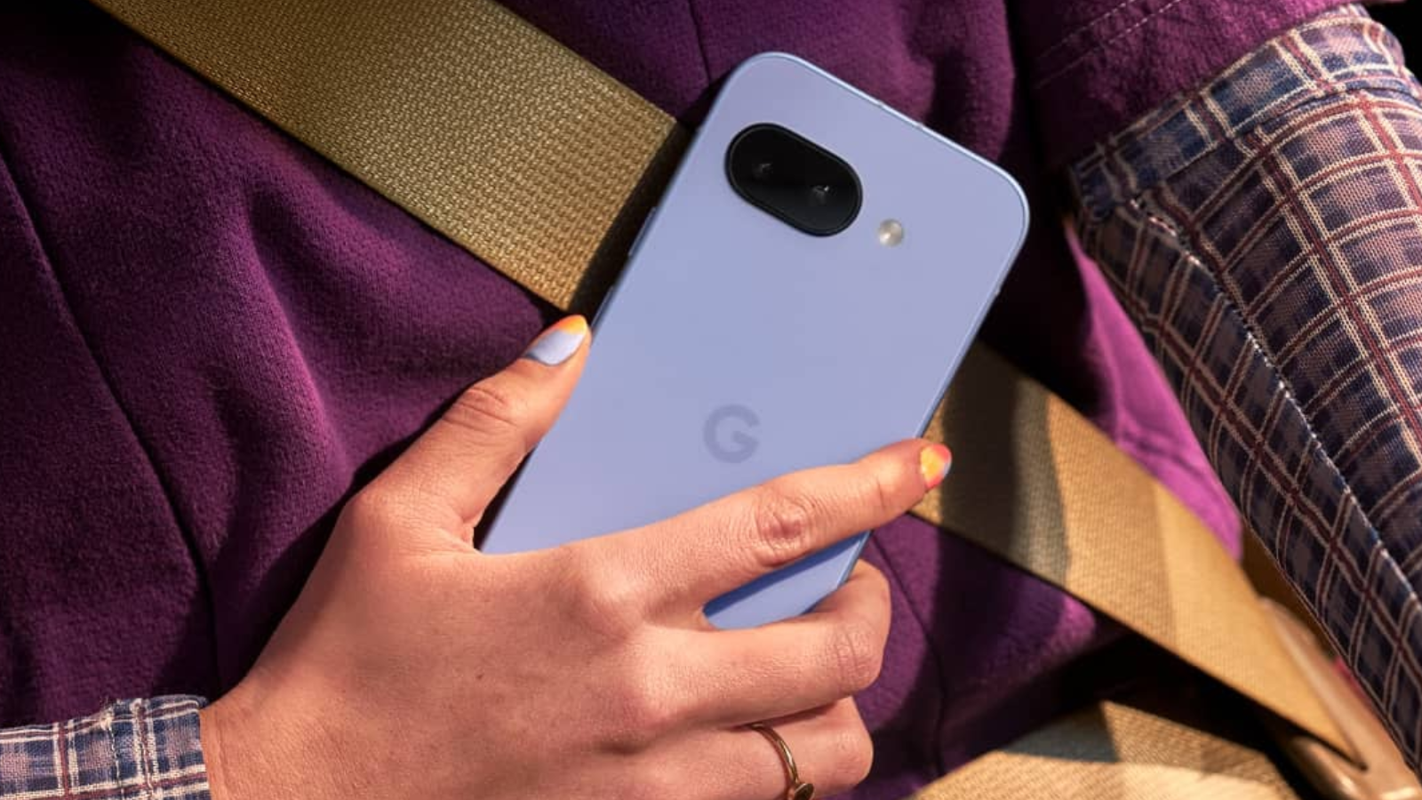 Personne utilisant le Google Pixel 9a
