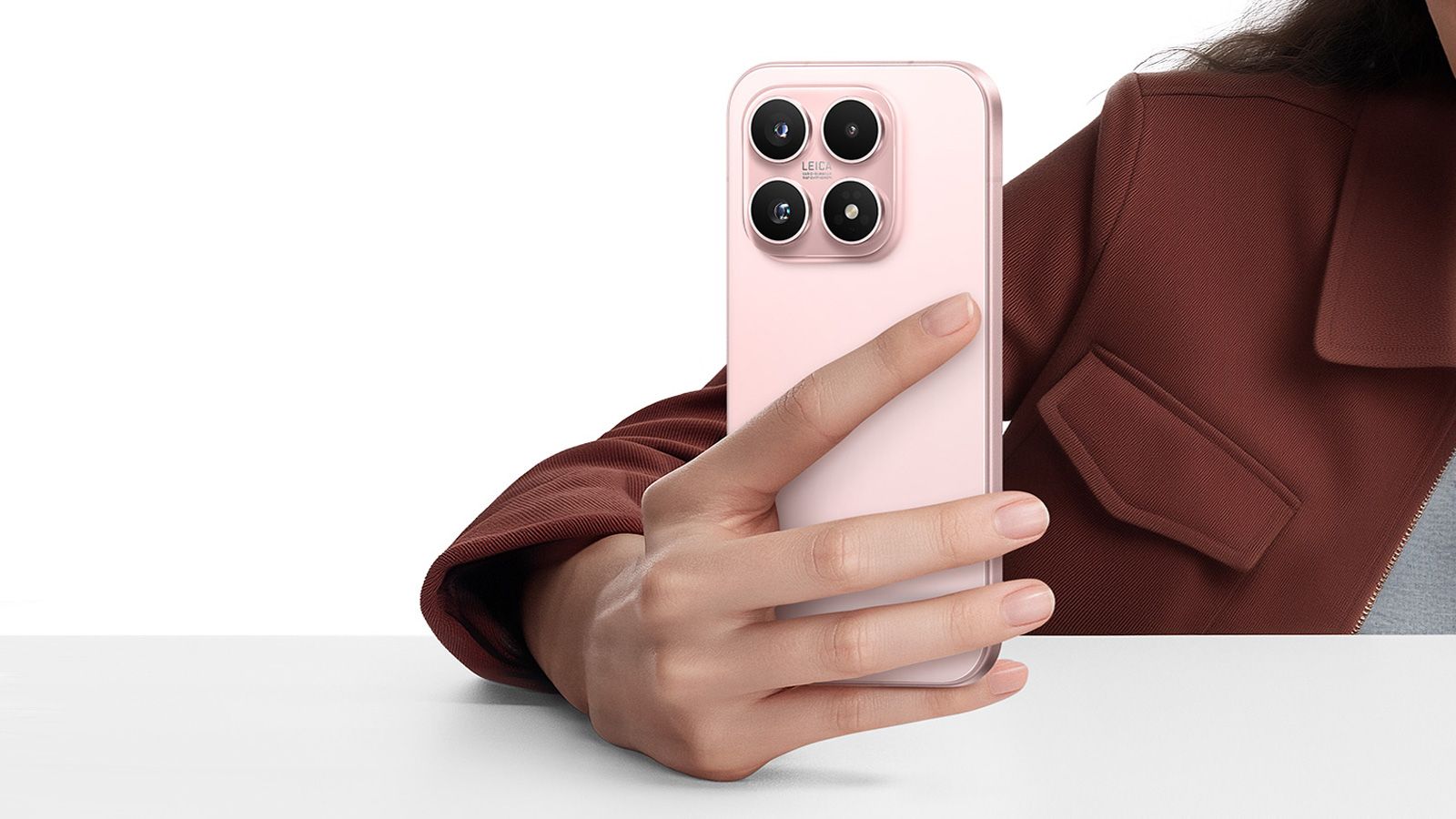 Xiaomi 17 rose en main