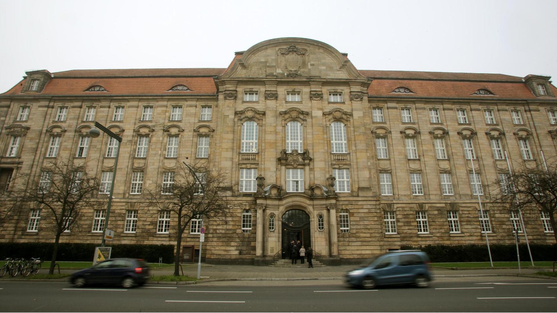 Oberlandesgericht Düsseldorf : Procès sensationnel d'un présumé extrémiste de droite, entre peines de mort pour politiciens et primes en cryptomonnaie !