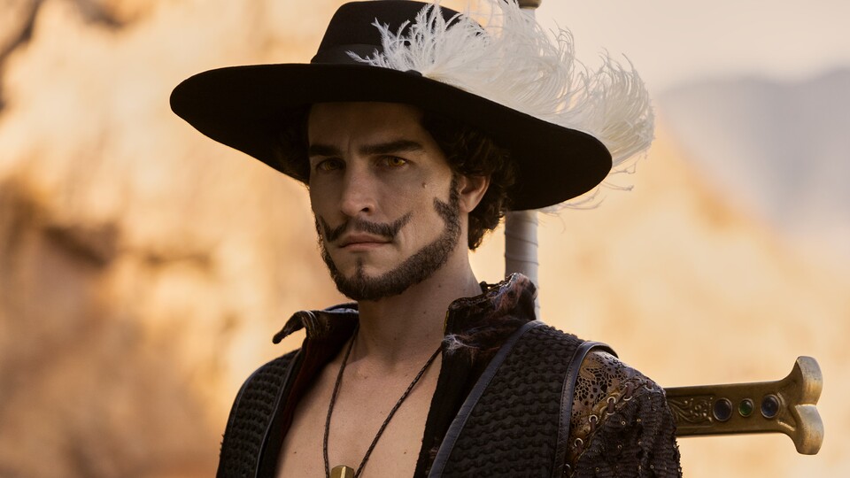 Mihawk dans l’adaptation live de One Piece, interprété par Steven John Ward, a eu un moment marquant sur le plateau. (© Netflix)
