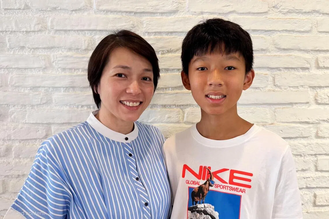 Wong Tze Wei a offert à son fils Oliver Png une carte de débit d'OCBC pour enfants à l'âge de 12 ans.