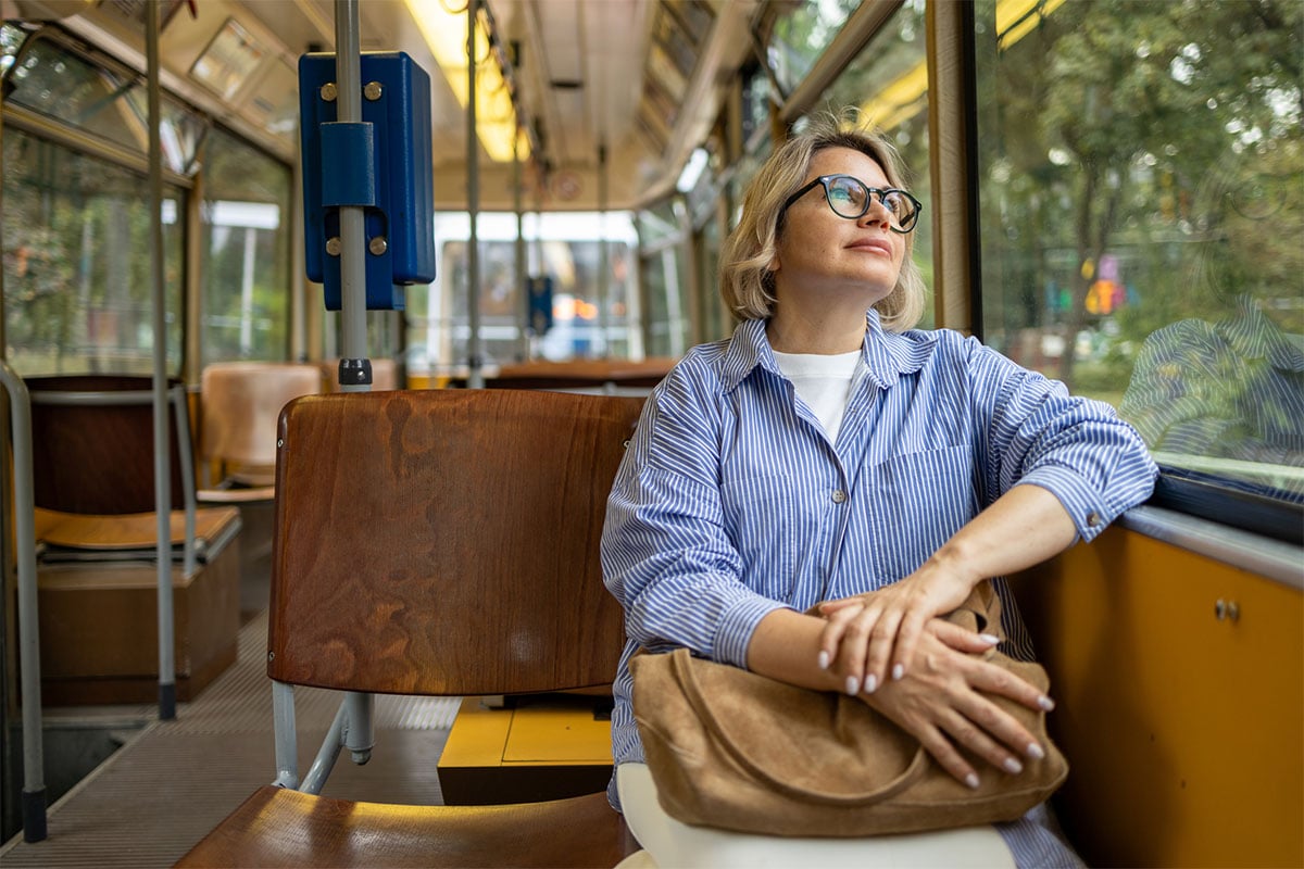Femme assise dans les transports