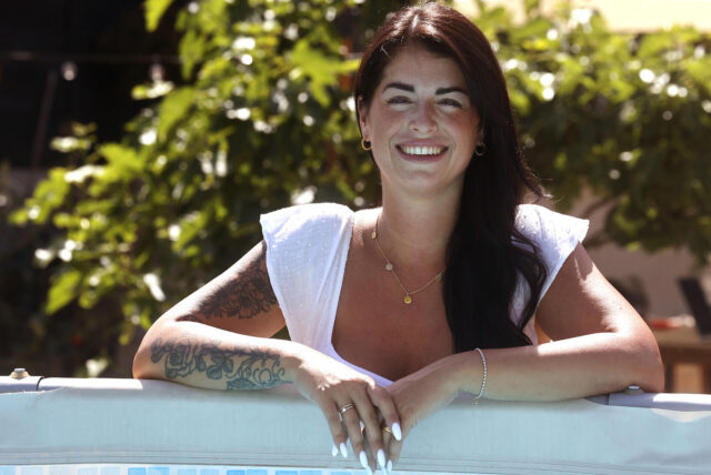 Angelique Römer s'appuie sur le rebord d'une piscine gonflable.