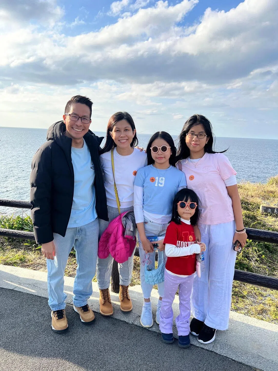 Lee Meng avec son mari et trois de leurs filles.