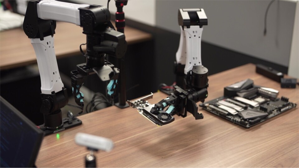 Démonstration du projet ENPIRE de Nvidia : Un bras robotique installe une carte graphique sur une carte mère. (© Nvidia Gear Lab)