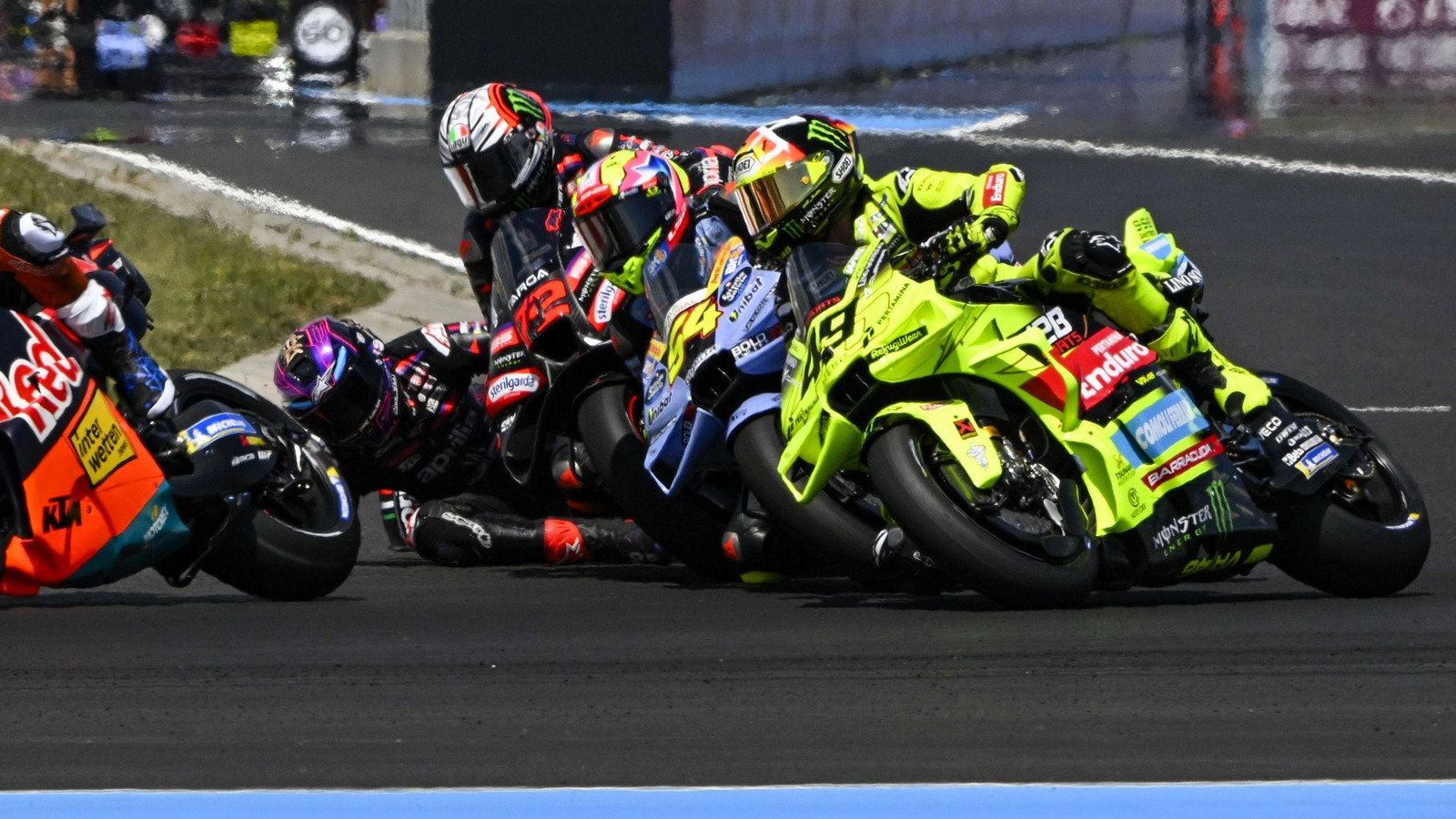 Martin tombe au virage 1 lors du Grand Prix de Hongrie 2026.
