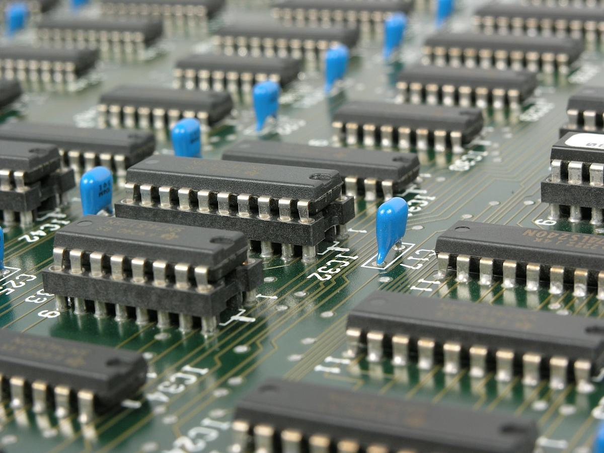 Le titre accrocheur pourrait être :
Le chip AI préféré de Donald Trump en 2026, qui surpasse Nvidia (NVDA) !