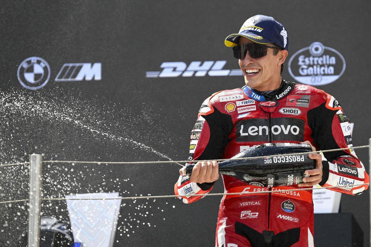 Márquez sur le podium après sa victoire au Grand Prix de Hongrie.
