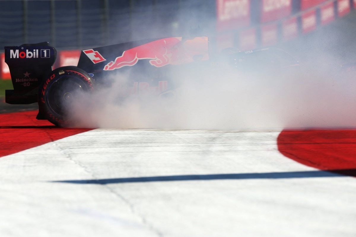 Max Verstappen s'interroge sur le délai des drapeaux jaunes : un mystère éclairci par la FIA !