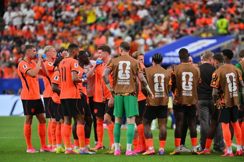 Les joueurs de l’équipe des Pays-Bas, lors d’une pause d’hydratation.