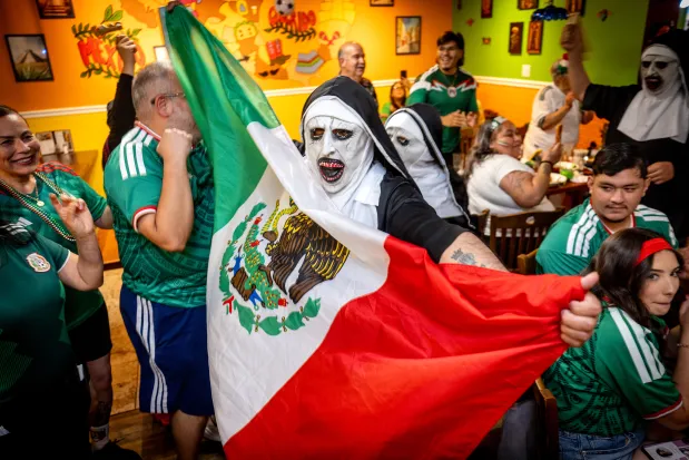 Supporters vêtus duiforme « La Monja de la Feria » dansent au restaurant Los Tres Chiles de Santa Rosa pour célébrer le deuxième but du Mexique lors de leur victoire 2-0 sur l’Équateur, mardi 30 juin 2026. (John Burgess/The Press Democrat)