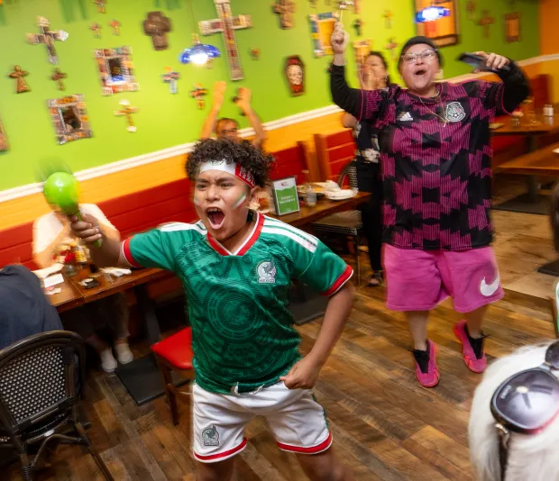Dylan Viveros, 11 ans, célèbre le second but du Mexique contre l’Équateur lors du Mondial lors d’une veillée au restaurant Los Tres Chiles, mardi soir 30 juin 2026 à Santa Rosa. (John Burgess/The Press Democrat)