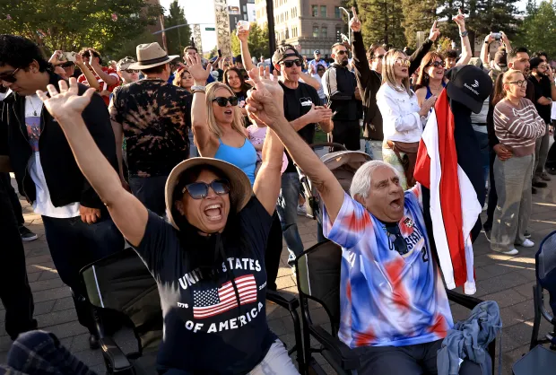 En près d’Old Courthouse Square à Santa Rosa, Pratima et Mohan Mankikar célèbrent la victoire américaine 2-0 sur la Bosnie‑Herzégovine, mercredi 1er juillet 2026. (Kent Porter / The Press Democrat)