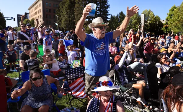 En Old Courthouse Square, Dave Comben (centre) et Rosa Ucace (gauche) réagissent après que l’équipe masculine des États‑Unis a marqué son premier but contre la Bosnie et Herzégovine lors d’un match de la Coupe du Monde. (Kent Porter / The Press Democrat)
