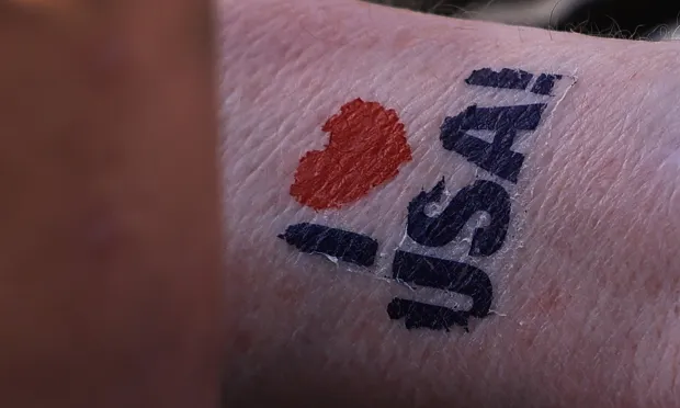 Sur Old Courthouse Square, un fan affiche un tatouage temporaire sur le bras pendant une rencontre où les États‑Unis battent la Bosnie et Herzégovine. (Kent Porter / The Press Democrat)