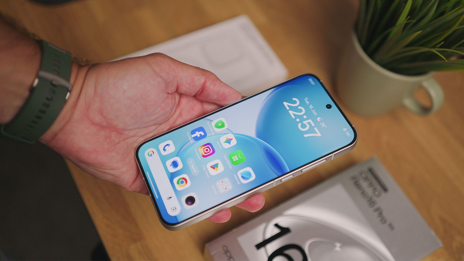Écran du OPPO Reno16 Pro en main