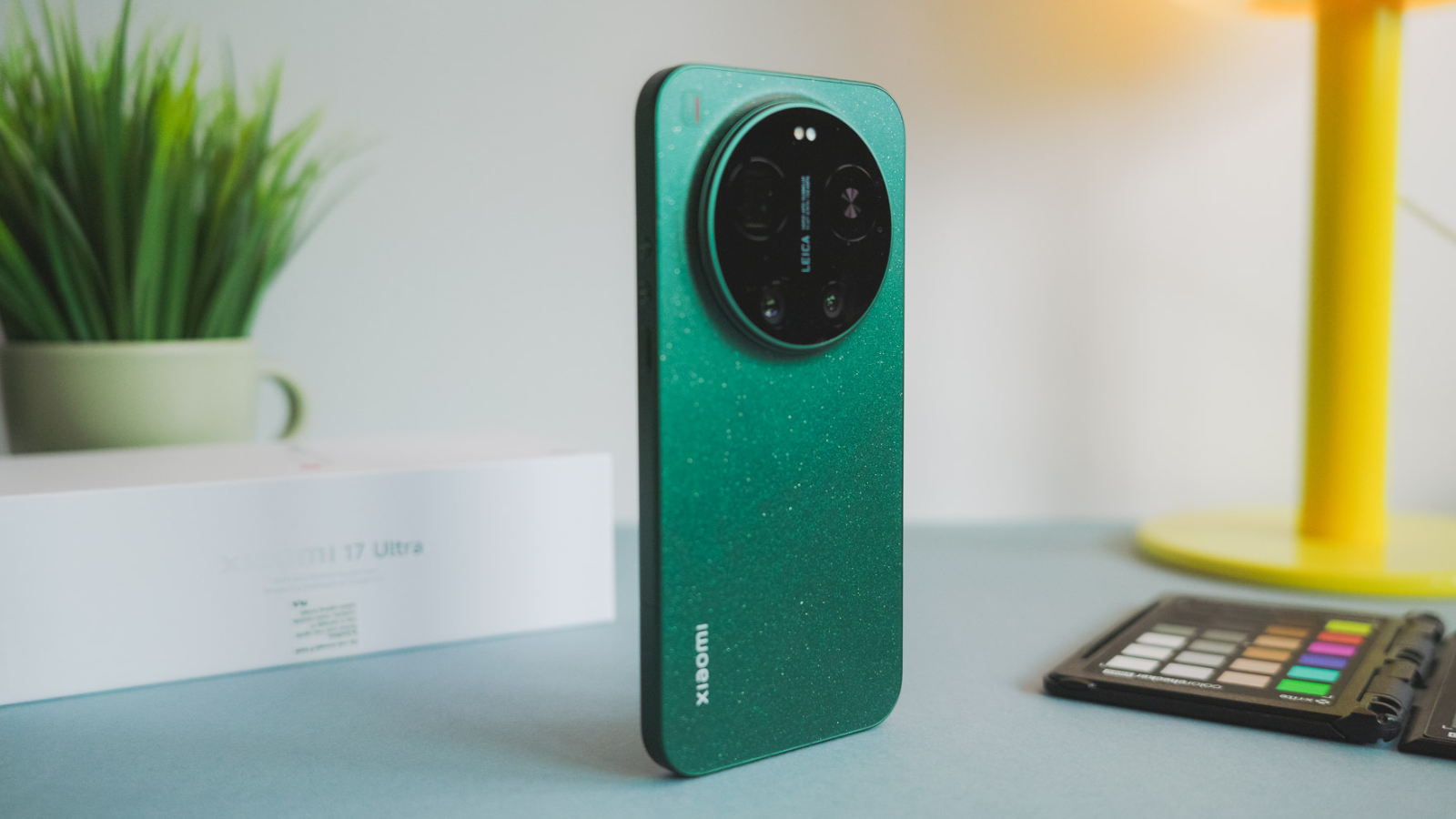 Arrière d'un téléphone Xiaomi 17 Ultra avec un grand module de caméra circulaire.
