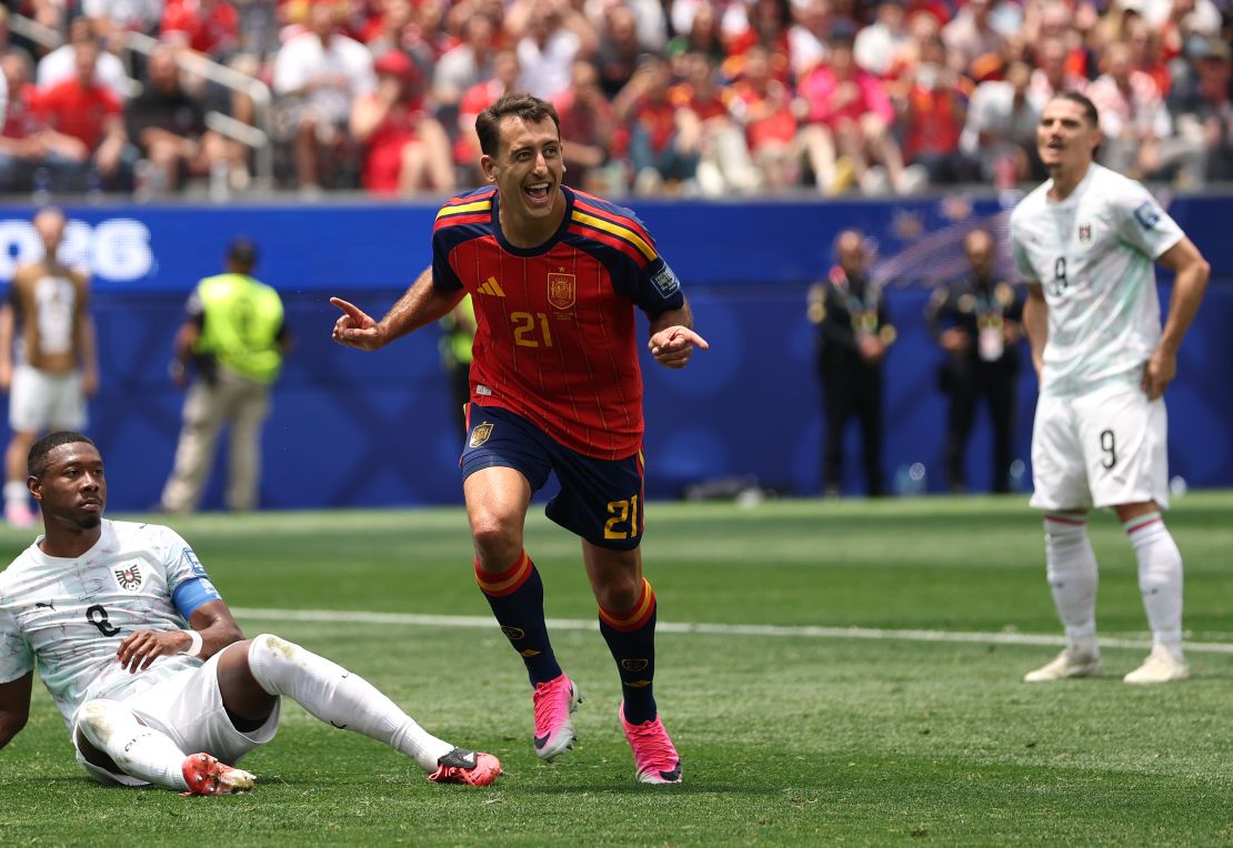 Mikel Oyarzabal célèbre son but contre l’Autriche.