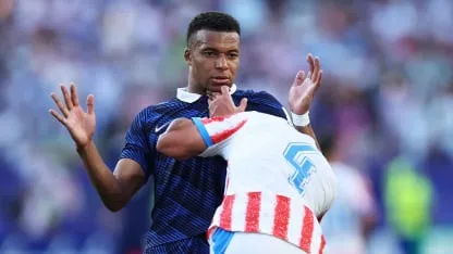 Ataque racista de una senadora paraguaya a Mbappé y la respuesta del jugador Ataque raciste d'une sénatrice paraguayenne à Mbappé et la réponse du joueur