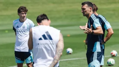 Charla de Scaloni con Messi en la última práctica: se perfilan tres cambios en Argentina Discussion de Scaloni avec Messi lors de la dernière séance: trois changements envisagés en Argentine