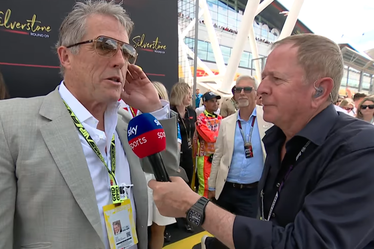 Hugh Grant contraint de rectifier Martin Brundle lors d'une interview F1 gênante !