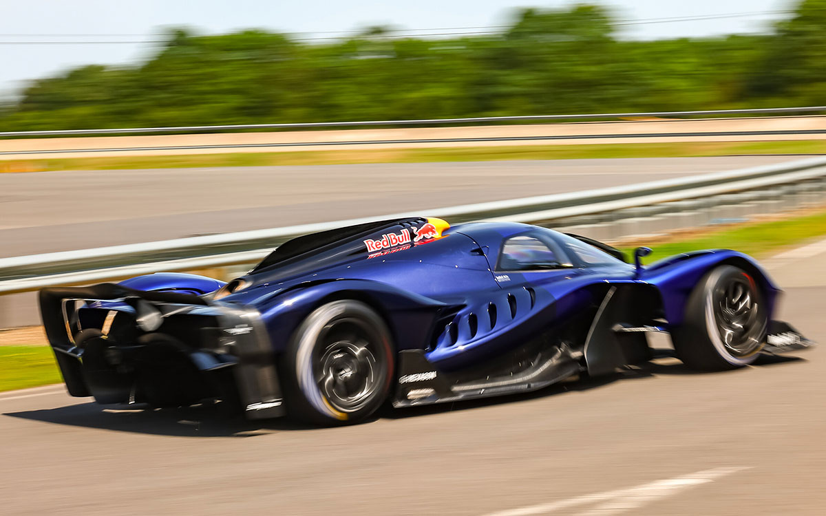 Yuki Tsunoda dévoile le « RB17 » avec le designer Newey : une première en conditions réelles pour une hypercar Red Bull V10 de niveau F1 à FoS !