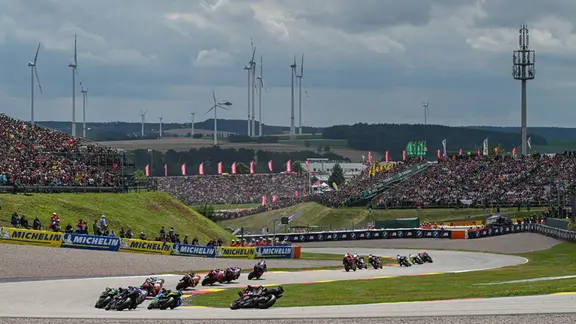 Le Sachsenring est l'un des circuits les plus exigeants du calendrier MotoGP. Course de MotoGP sur le Sachsenring.