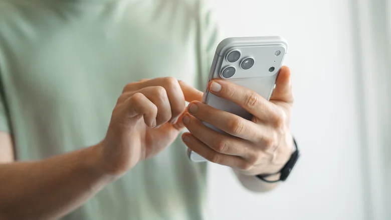 Un homme utilisant un iPhone 17 Pro Max