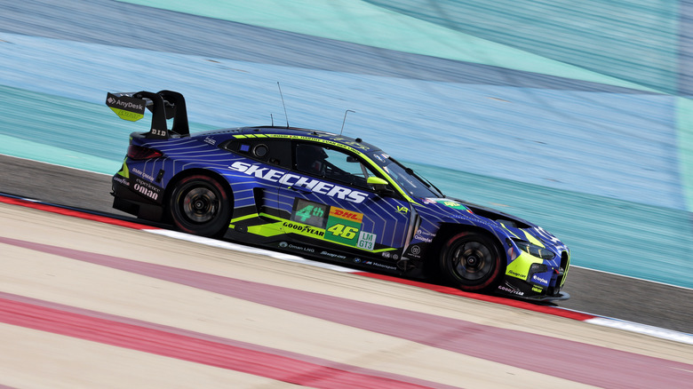 Le Team WRT BMW M4 LMGT3 de Valentino Rossi en action lors des séances d'essai à Bahreïn.