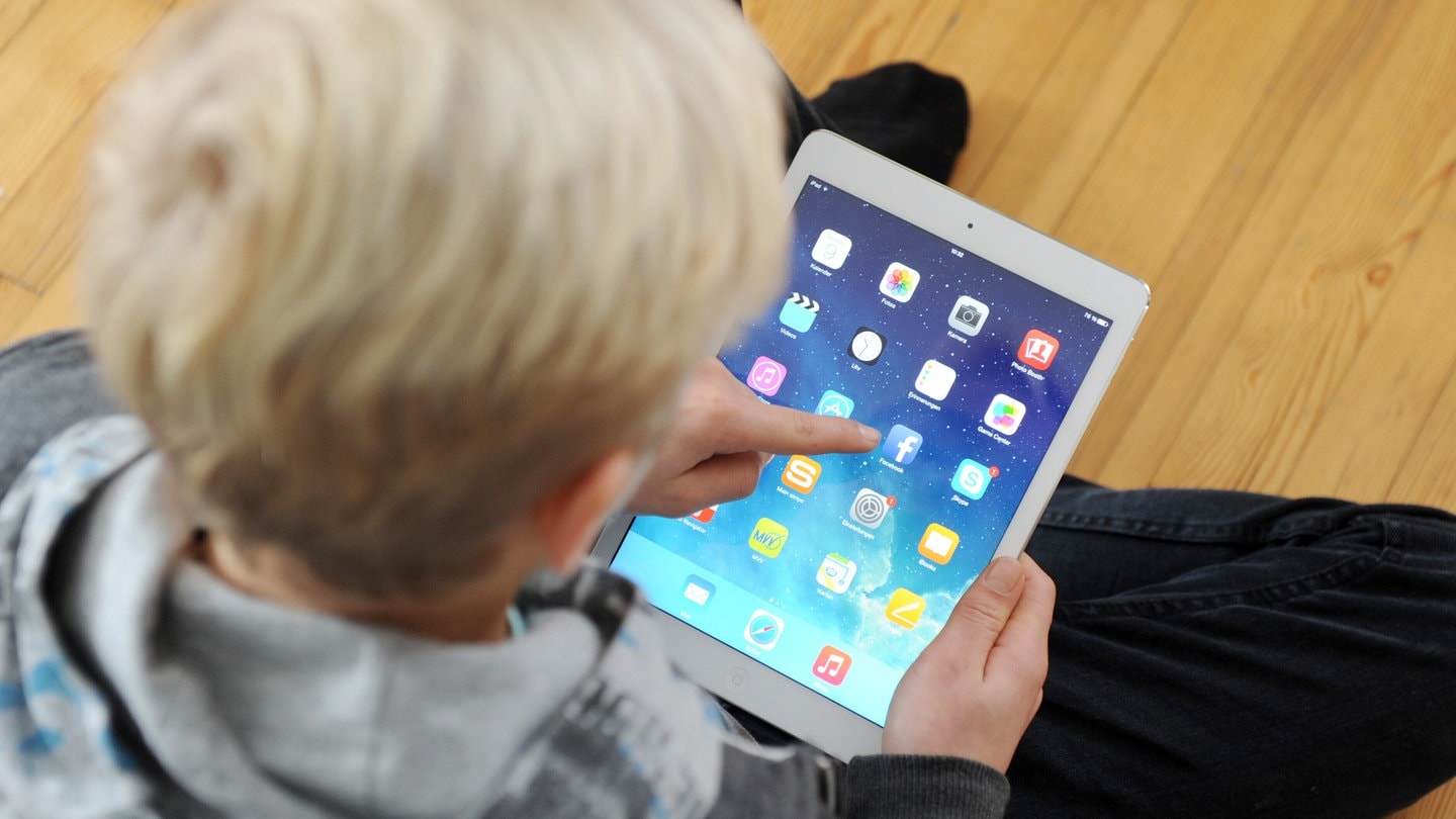 Un enfant avec un iPad
