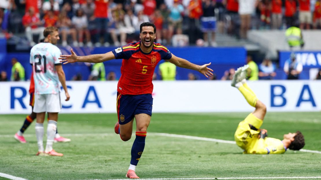 Mikel Merino célèbre le but tardif contre le Portugal.