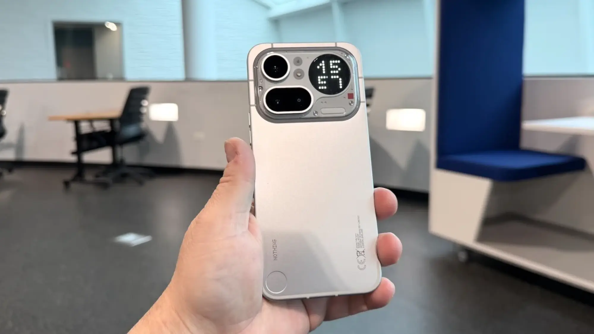 Nothing Phone 4(a) Pro dans la main d'un homme