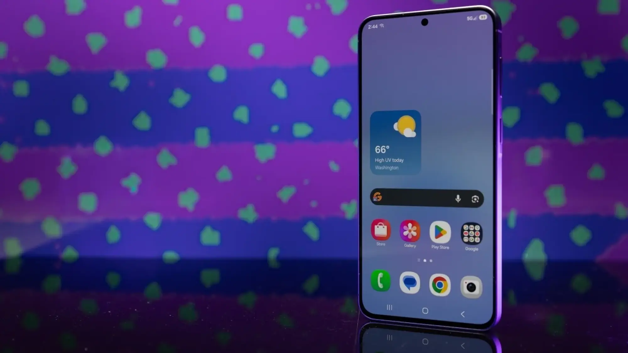 Samsung Galaxy A57 5G sur fond violet