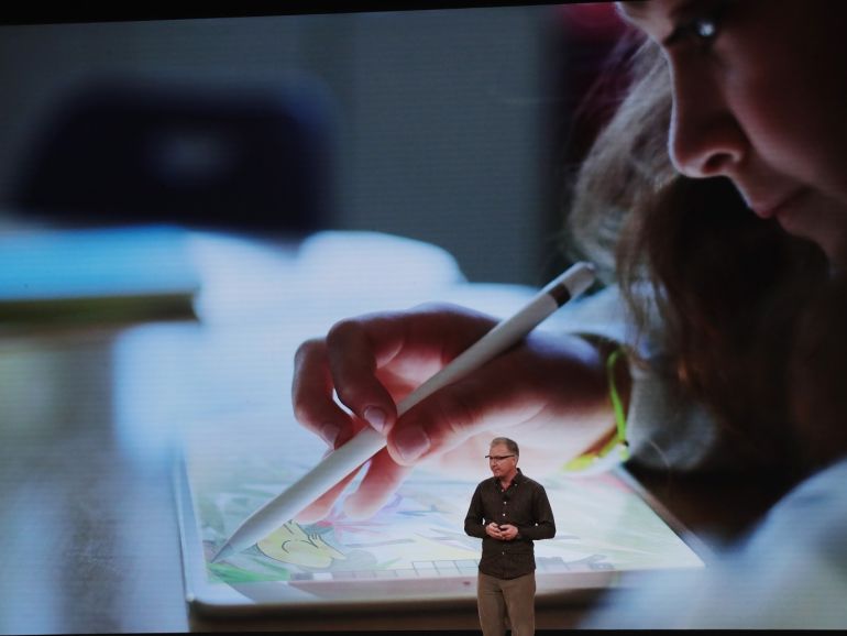 Greg Joswiak, vice-président du marketing produit chez Apple, parle du nouvel iPad lors d'un événement.