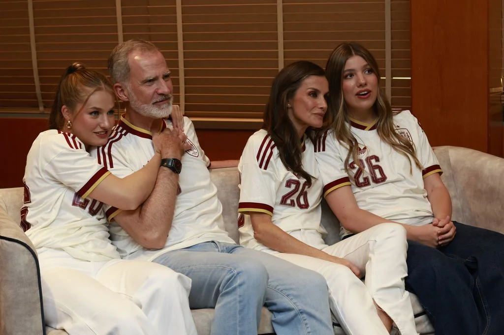 Les rois Felipe et Letizia avec leurs filles, la princesse Léonor et l’infante Sofia, regardant la victoire de l’Espagne face à la France lors de la demi-finale du Mondial, le 14 juillet 2026