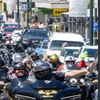 Un motard salue la foule lors d'un convoi