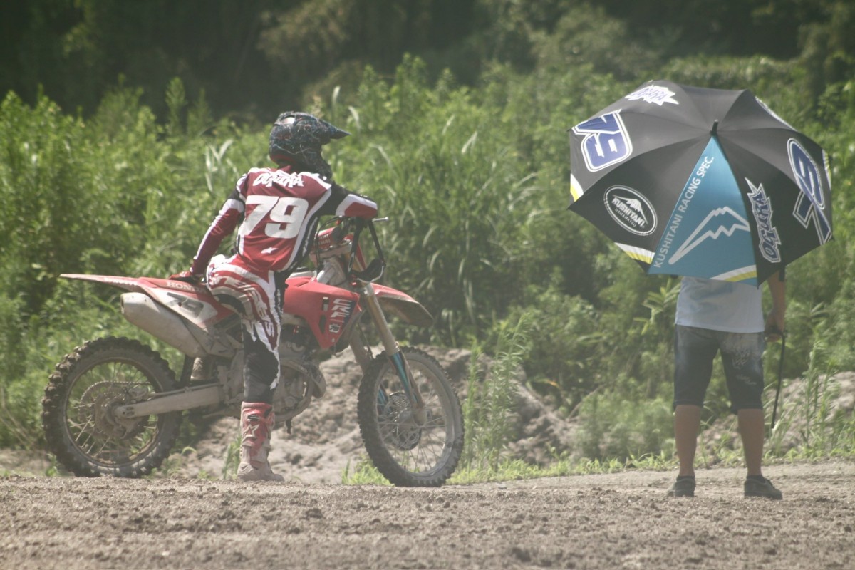 Ai Ogura sur la piste de motocross