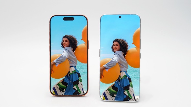 Concept de téléphone sans bord de Tecno comparé à ce qui semble être un iPhone.