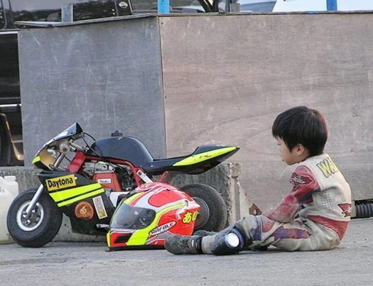 Jeune Ai Ogura et son mini-moto