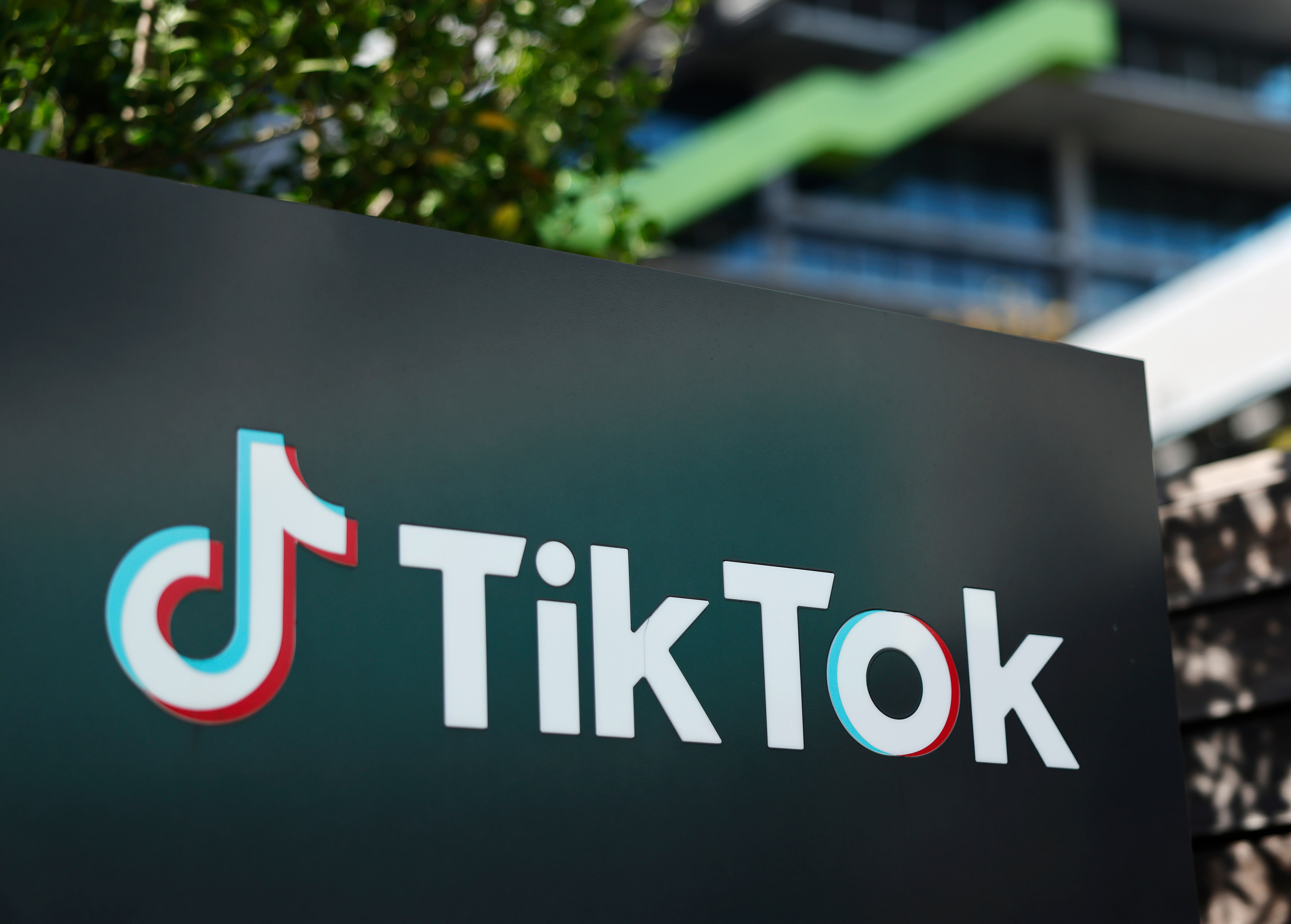 Un homme en Indiana a perdu son emploi après qu'un ancien employé qu'il avait licencié a prétendument créé un faux compte TikTok en utilisant son nom et sa photo pour publier des messages sexuels inappropriés sur des vidéos de jeunes filles dansant.