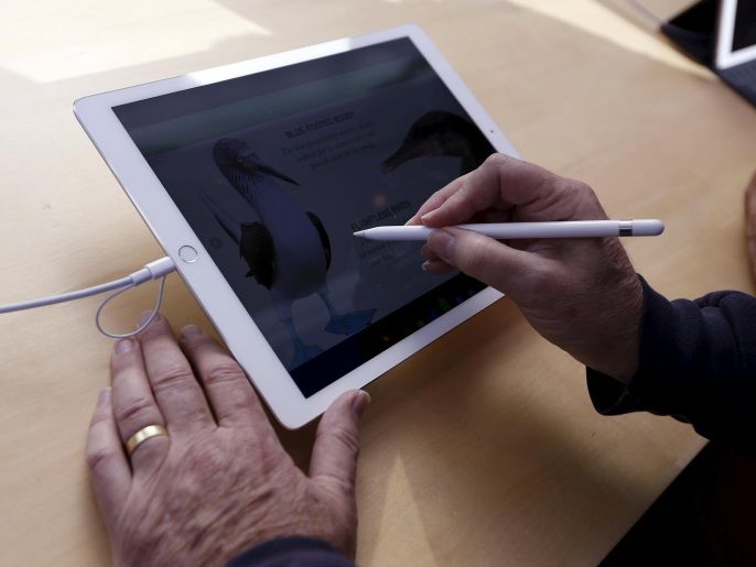 Un homme utilise un Apple Pencil sur un iPad Pro à Palo Alto, Californie.
