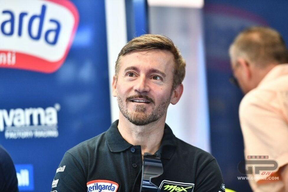 Biaggi à moins de cinq secondes sur l'Aprilia RSV4 X, de Bulega sur Ducati 850