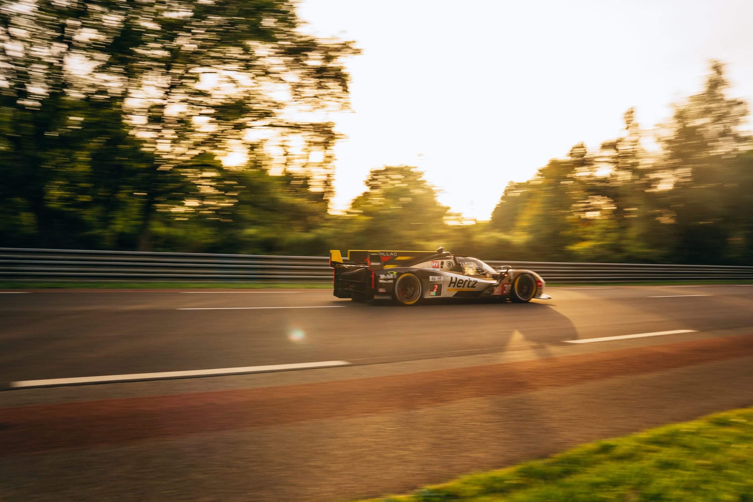 La voiture hypercar Cadillac V Series R de l'équipe Cadillac Hertz Team Jota lors de la course des 24 Heures du Mans