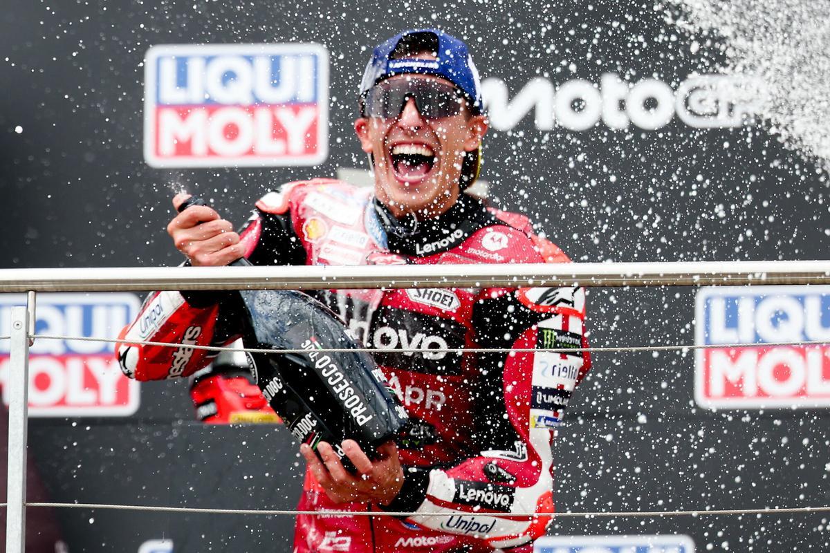 Marc Márquez sur le podium après avoir remporté la course du GP d'Allemagne.
